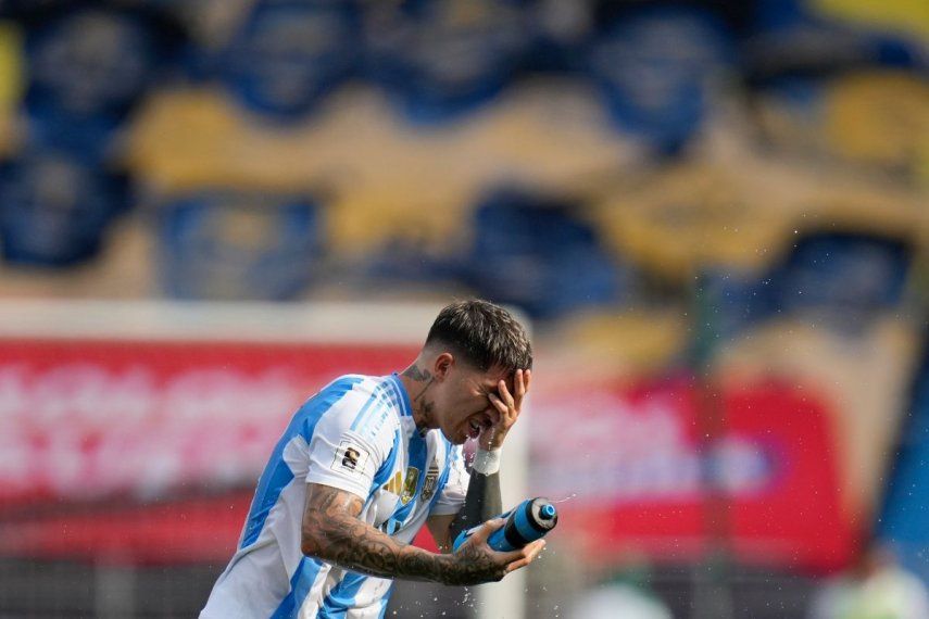 El volante argentino Enzo Fernández se refresca durante el partido contra Colombia por las eliminatorias del Mundial, el martes 10 de septiembre de 2024, en Barranquilla, Colombia.&nbsp;