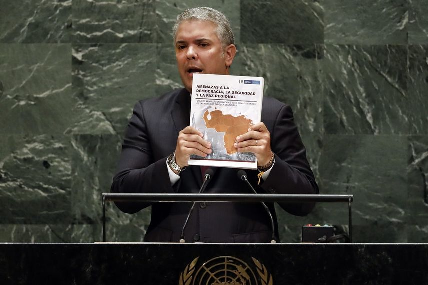 El presidente de Colombia, Iv&aacute;n Duque, muestra ante la Asamblea General de las Naciones Unidas un dossier que dice contiene pruebas de que el&nbsp;r&eacute;gimen venezolano apoya a guerrilleros colombianos, el 25 de septiembre del 2019 en la ONU.