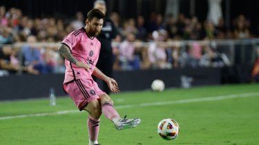 El argentino Lionel Messi hace un pase durante un juego del Inter Miami.