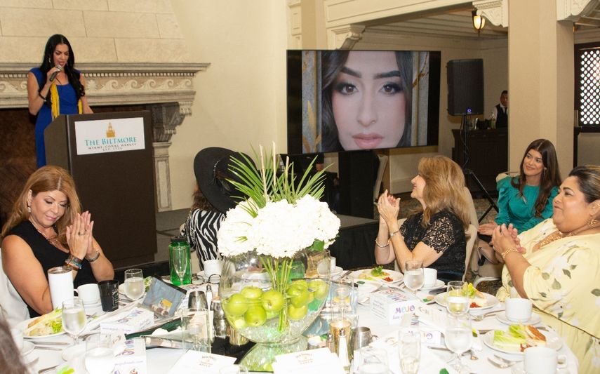 La personalidad de Youtube FayWhat se expresa durante el evento.