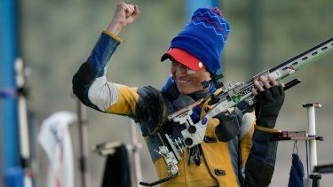 El mexicano Carlos Quezada celebra tras ganar la medalla de oro de la carabina 3 x 20 del tiro de los Juegos Panamericanos en Santiago, Chile, el viernes 27 de octubre de 2023.&nbsp;