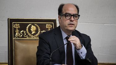 El presidente de la Asamblea Nacional, el opositor Julio Borges, preside una sesión del Parlamento este martes 1 de agosto de 2017, en Caracas, Venezuela. 