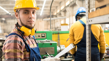 Dos trabajadores en plena labor