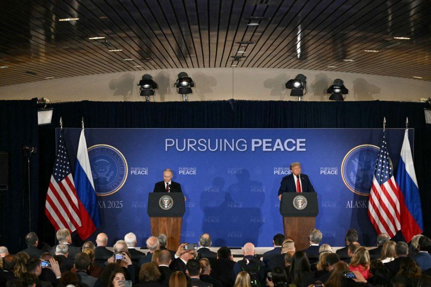 El presidente de Estados Unidos, Donald Trump, y el presidente de Rusia, Vladimir Putin, ofrecen una conferencia de prensa conjunta tras participar en una cumbre sobre Ucrania en la Base Conjunta Elmendorf-Richardson en Anchorage, Alaska, el 15 de agosto de 2025.
