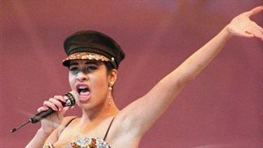 En esta fotografía del 28 de febrero de 1993, Selena Quintanilla actúa en Houston, Texas.&nbsp;