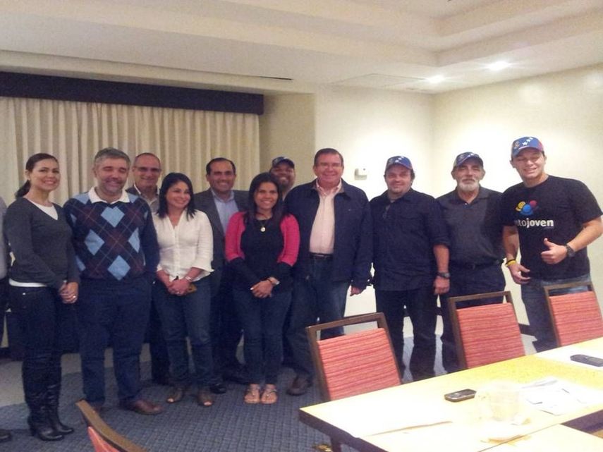 Edmundo González Urrutia con un grupo de venezolanos en San José de Costa Rica alrededor de 2014. Edmundo González Urrutia con un grupo de venezolanos en San José de Costa Rica alrededor de 2014.