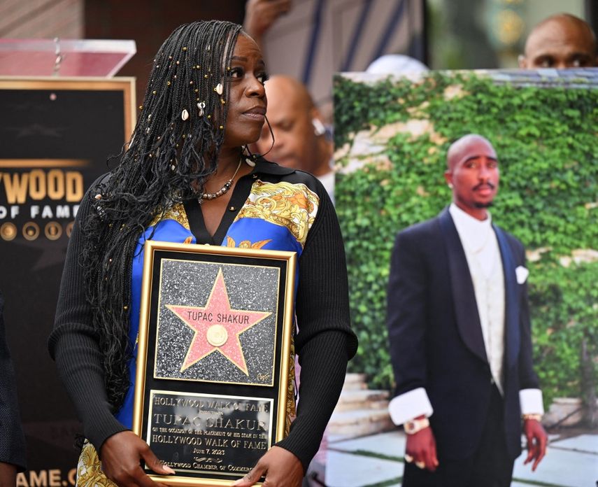 Sekyiwa Shakur, hermana del rapero estadounidense Tupac Shakur, posa para una foto durante su ceremonia estelar en el Paseo de la Fama de Hollywood en Hollywood, California, el 7 de junio de 2023. La policía de Las Vegas sigue pistas sobre el asesinato del rapero hace casi 30 años.