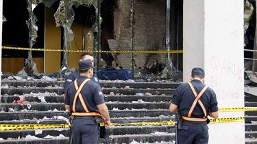 Policías permanecen en frente del Congreso Nacional paraguayo el pasado lunes.