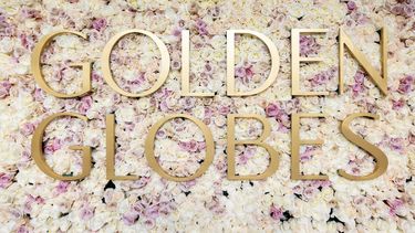 El telón de fondo de la alfombra roja dice Globos de Oro mientras los técnicos y trabajadores agregan los últimos retoques en Beverly Hilton en Beverly Hills, California, el 4 de enero de 2025.