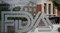 En esta imagen de archivo del jueves 2 de agosto de 2018, el edificio de la Administración estadounidense de Alimentos y Medicamentos (FDA, por sus siglas en inglés) se ve a través de mamparas con el logo de la institución en una parada de autobús en el campus de la agencia en Silver Spring, Maryland, Estados Unidos. En esta imagen de archivo del jueves 2 de agosto de 2018, el edificio de la Administración estadounidense de Alimentos y Medicamentos (FDA, por sus siglas en inglés) se ve a través de mamparas con el logo de la institución en una parada de autobús en el campus de la agencia en Silver Spring, Maryland, Estados Unidos.