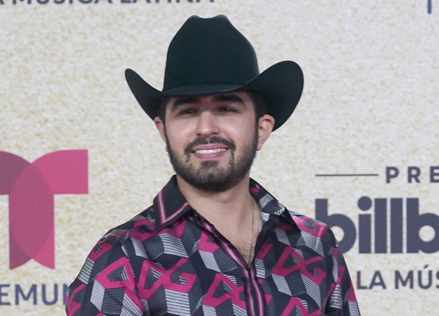 Joss Favela llega a los Premios Latin Billboard el 23 de septiembre de 2021 en el Watsco Center en Coral Gables, Florida. Favela lanzó su álbum Aclarando la mente el 14 de octubre de 2022.