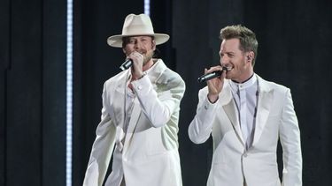 El artista Brian Kelley, a la izquierda, y Tyler Hubbard, de Florida Georgia Line, cantan Meant to Be en la ceremonia de los Premios CMA en Nashville, Tennessee el 14 de noviembre de 2018. 