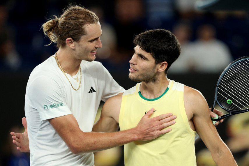 El alemán Alexander Zverev (i) abraza al español Carlos Alcaraz después del partido de cuartos de final de individuales masculinos el día 11 del torneo de tenis Abierto de Australia en Melbourne el 25 de enero de 2024. &nbsp;