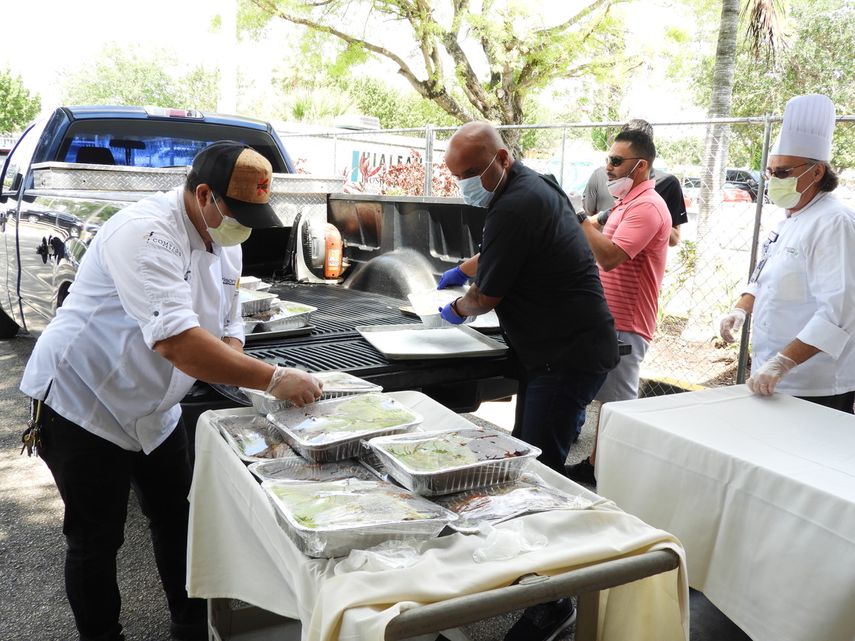 Jason y Jovanny, en Miami, junto al equipo de apoyo.