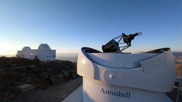 Imagen publicada por el Observatorio Europeo Austral que muestra la cúpula abierta del Telescopio de banco de pruebas 2 de la ESA entre sus otros telescopios en el Observatorio La Silla de ESO en La Higuera, Coquimbo, Chile, el 27 de abril de 2021.&nbsp; &nbsp;