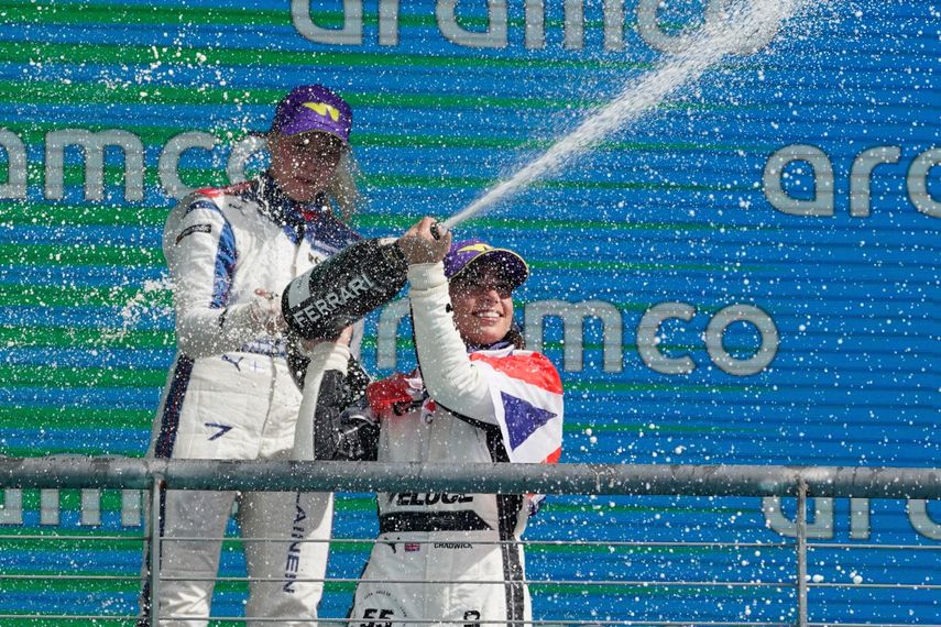JamieChadwick, de Gran Bretaña, y EmmaKimilainen, de Finlandia, celebran luego de que Chadwick ganara la carrera de W Series en Austin, Texas, el pasado 24 de octubre de 2021.