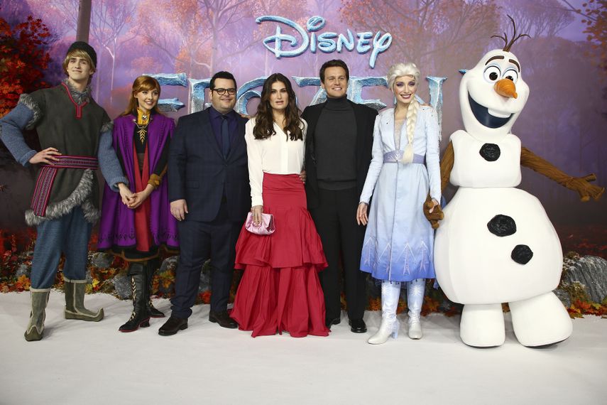 Actores vestidos como los personajes de Kristoff, Anna, Elsa y Olaf posan con los actores Josh Gad, Idina Menzel, en el centro, y Jonathan Groff a su llegada a la premiere europea de Frozen 2 en Londres, el domingo 17 de noviembre del 2019.