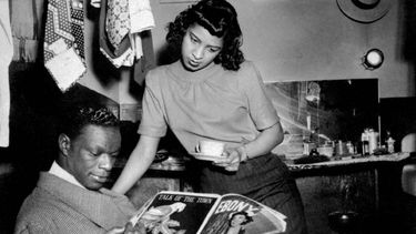 El cantante y pianista Nat King Cole, junto a su novia en su camerino en el Apollo Theatre, en noviembre de 1946, en Harlem, Nueva York.&nbsp;