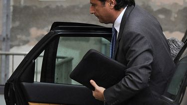 El capitán Francesco Schettino asiste al juicio acusado de homicidio no premeditado, abandono de barco y causar el naufragio del crucero de placer Costa Concordia cerca de la isla toscana de Giglio en el 2012. (AP)