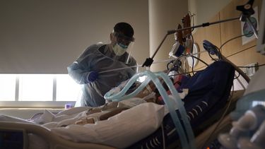 En esta foto de archivo del 22 de diciembre de 2020, el doctor Mher Onanyan atiende a un enfermo de COVID-19 en el hospital Providence Holy Cross Medical Center en el barrio Mission Hills de Los Angeles, California.