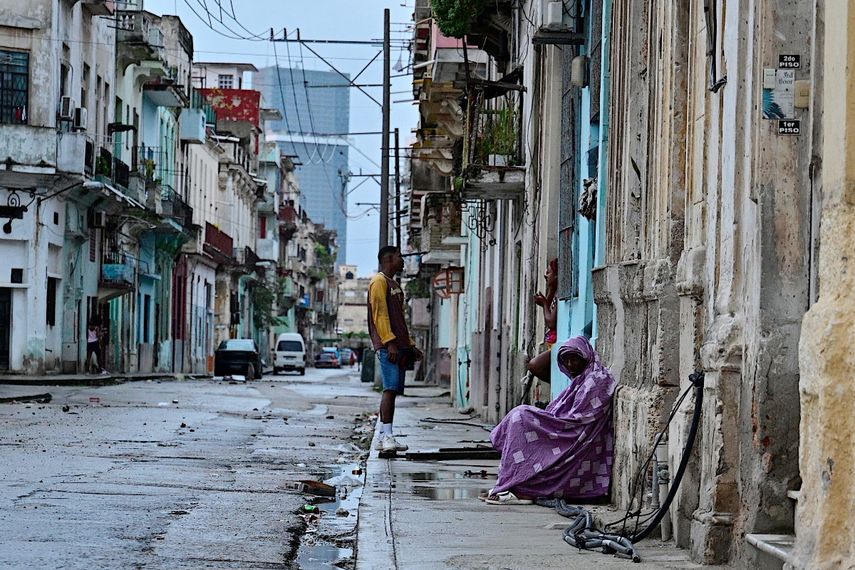 La gente permanece en la calle durante un apagón nacional provocado por una falla en la red eléctrica en La Habana, el 19 de octubre de 2024.