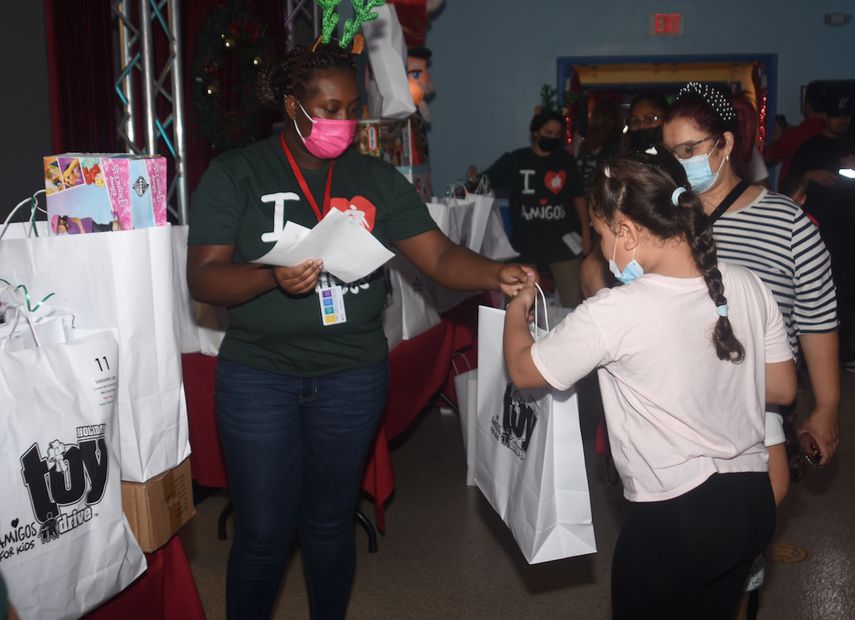 Amigos For Kids realiza su entrega anual de juguetes, en el parque José Martí, en la Pequeña Habana.