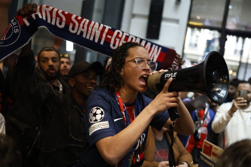 Aficionados del PSG alientan a su equipo en un bar de la capital de Francia, el 6 de mayo de 2026.