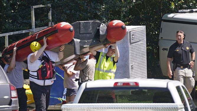 La escena en Eden, Carolina del Norte, donde murieron unas personas que iban en paseo en balsa por un río, el 18 de junio del 2021.&nbsp;
