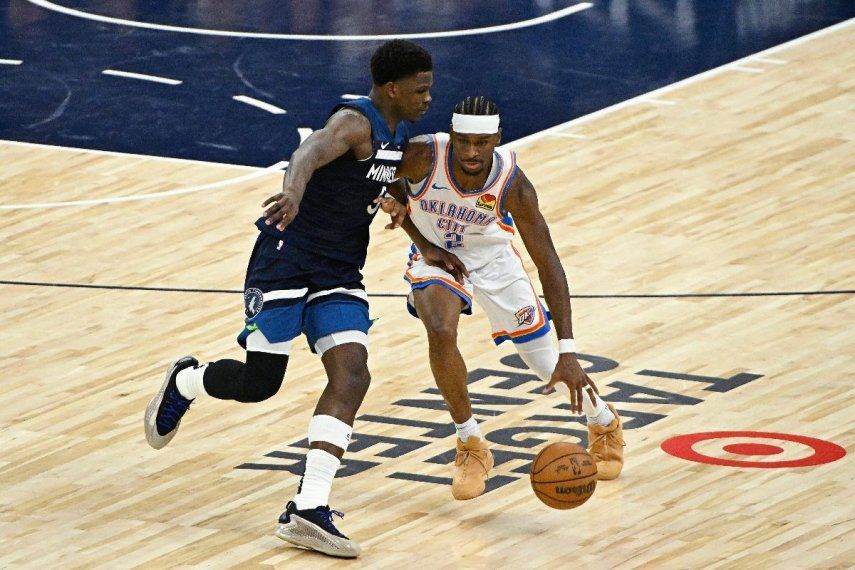 Shai Gilgeous-Alexander #2 del Oklahoma City Thunder dribla contra Anthony Edwards #5 de los Minnesota Timberwolves durante el segundo cuarto del cuarto partido de las Finales de la Conferencia Oeste de los Playoffs de la NBA 2025 en el Target Center el 26 de mayo de 2025 en Minneapolis, Minnesota.