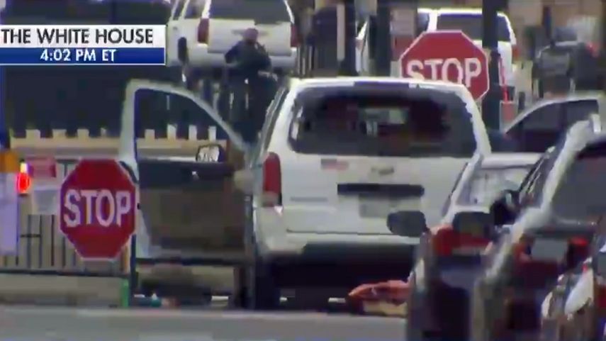Imagen del auto que se estrelló este viernes contra las barreras de seguridad de la Casa Blanca. Su conductora ha sido detenida.