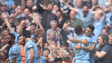 Los jugadores del manchester City celebran el triunfo contra el Aston Villa, que les permite levantar la copa de la Premier League