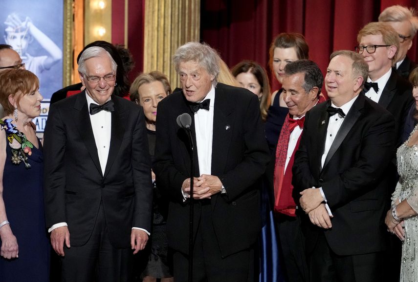 Tom Stoppard, centro, y miembros de la compañía de Leopoldstadt aceptan el premio a la Mejor obra en la 76 entrega de los premios Tony el domingo 11 de junio de 2023 en el teatro United Palace de Nueva York.