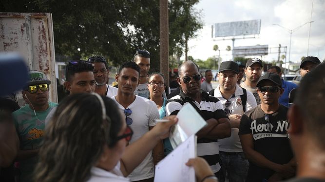 Los migrantes se encuentran desesperados en la frontera a la espera de una cita para su entrevista de asilo en EEUU