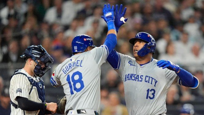 Salvador Pérez (13) de los Reales de Kansas City celebra con Yuli Gurriel (18) tras batear un jonrón ante los Yanquis de Nueva York en el segundo juego de la serie divisional de la Liga Americana de postemporada, el lunes 7 de octubre de 2024.&nbsp;