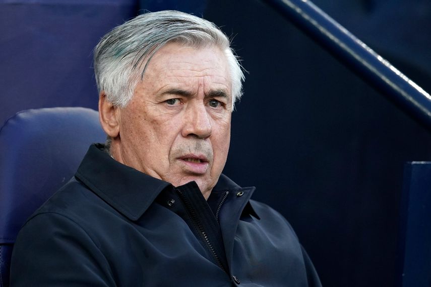 El técnico de Real Madrid Carlo Ancelotti mira desde la banca antes del partido de la Champions League contra Manchester City el 26 de abril del 2022. 
