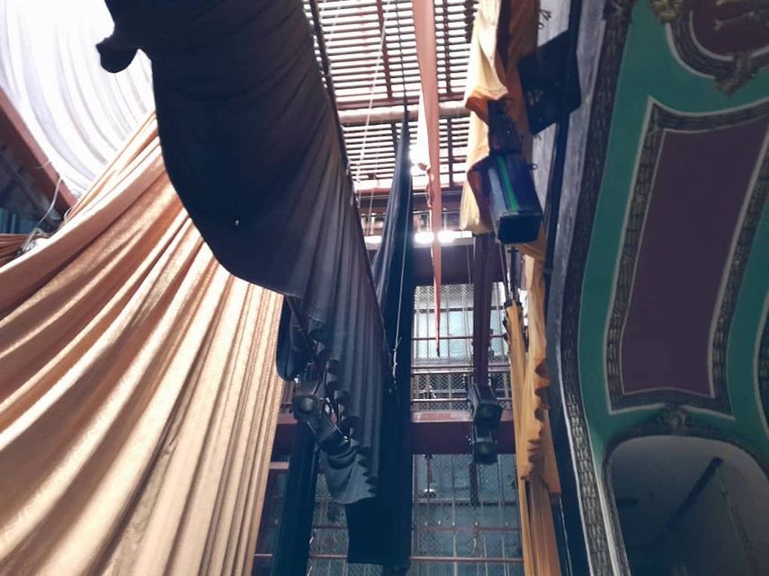 Interior del legendario Teatro Milanés, en Pinar del Río, afectado por el paso del huracán Ian.&nbsp;