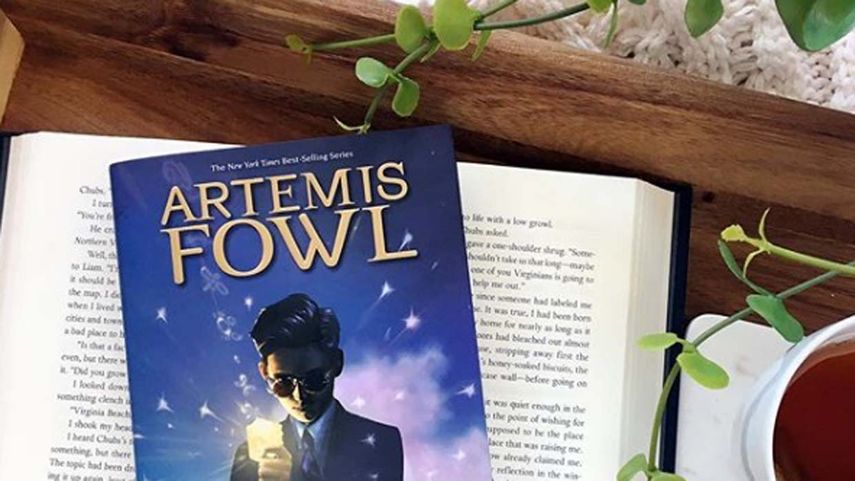 En palabras de su director, Kenneth Branagh, autor de otras obras como Thor o Murder on the Orient Express (2017), el universo de Artemis Fowl es un mundo de ciencia conectado con un mundo de magia.