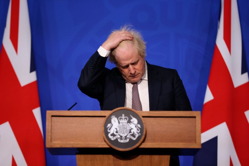 El primer ministro británico, Boris Johnson, se toca el cabello durante una conferencia de prensa el sábado 27 de noviembre de 2021, en Londres. Reino Unido.&nbsp;