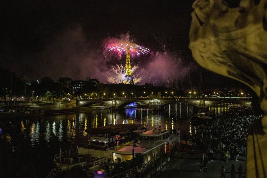 Fuegos artificiales iluminan la Torre Eiffel en Par&iacute;s durante las celebraciones del D&iacute;a de la Bastilla, el 14 de julio de 2020, en Par&iacute;s.