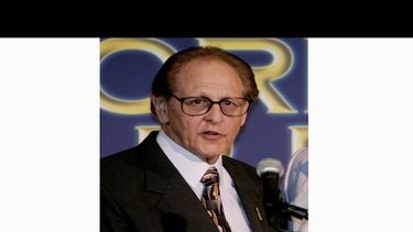 Philip Berk habla durante el almuerzo anual de la Asociación de Prensa Extranjera de Hollywood el 20 de julio de 2005 en Beverly Hills, California. Berk, quien fue presidente de la asociación en ocho periodos, fue expulsado de los Globos de Oro.