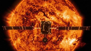 Impresión artística de Solar Orbiter frente al Sol, basada en una imagen tomada por el Observatorio de Dinámica Solar de la NASA.