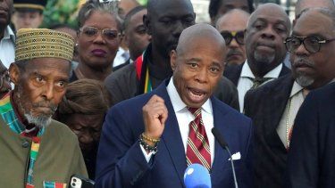 El alcalde de la ciudad de Nueva York, Eric Adams en conferencia de prensa acompañado de sus seguidores.