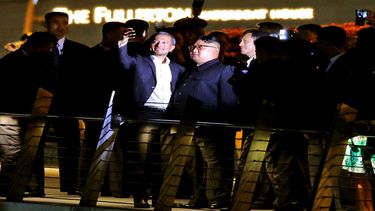 El líder norcoreano Kim Jong-un y el ministro de Exteriores de&nbsp;Singapur Vivian Balakrishnan se toman selfis en el puente Jubilee en la Esplanade, en&nbsp;Singapur.
