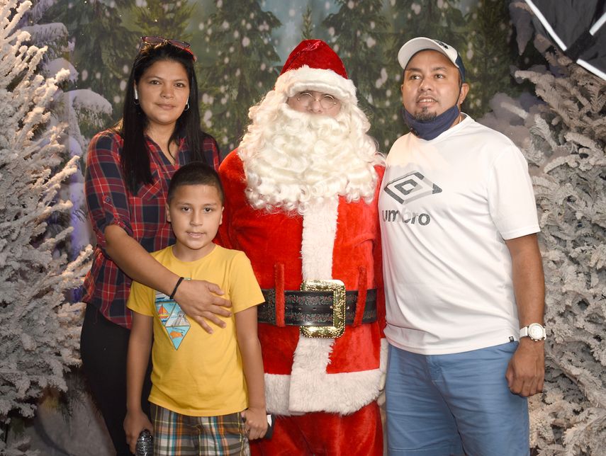 Durante la entrega de juguetes de Amigos For Kids, las familias pudieron tomarse fotos con Santa Claus.&nbsp;