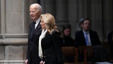 El expresidente de Estados Unidos Joe Biden y la exprimera dama Jill Biden asistieron al servicio fúnebre del exvicepresidente Dick Cheney en la Catedral Nacional el 20 de noviembre de 2025 en Washington, DC. Pence observa con detenimiento a Biden.