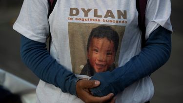 Juana P&eacute;rez, cuyo hijo Dylan de 2 a&ntilde;os y medio est&aacute; desaparecido, porta una camiseta con su fotograf&iacute;a el mi&eacute;rcoles 22 de julio de 2020 frente al Palacio Nacional, donde espera hablar con el presidente Andr&eacute;s Manuel L&oacute;pez Obrador, en la Ciudad de M&eacute;xico.