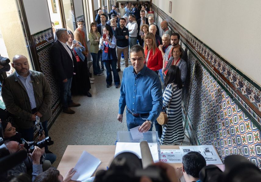 El secretario general del PSOE y presidente del Gobierno de España, Pedro Sánchez, ejerce su derecho a voto en el colegio de Nuestra Señora del Buen Consejo, a 9 de junio de 2024, en Madrid (España).&nbsp;