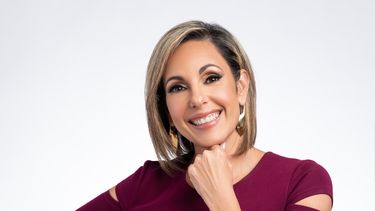 La periodista Yossie Galindo se estrena como anfitriona de su programa Mi hora favorita, en América TeVé.