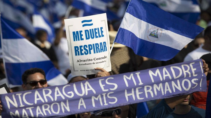 Manifestantes llevaban banderas y pancartas en la marcha nacional en honor a las madres de los jóvenes caídos en las protestas en Nicaragua