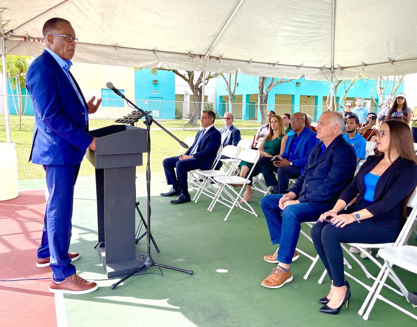 Ed Foster-Simeon, presidente de US Soccer Foundation, habla en el acto inaugural de Hialeah. 